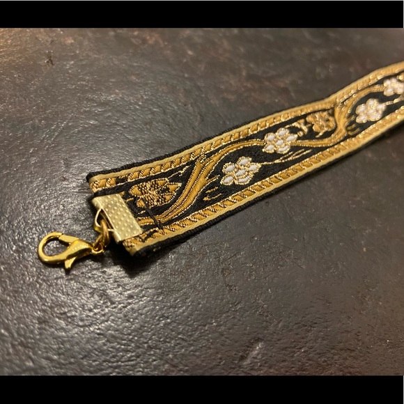 Floral embroidered bavarian webbing festival bracelet - Picture 3 of 6